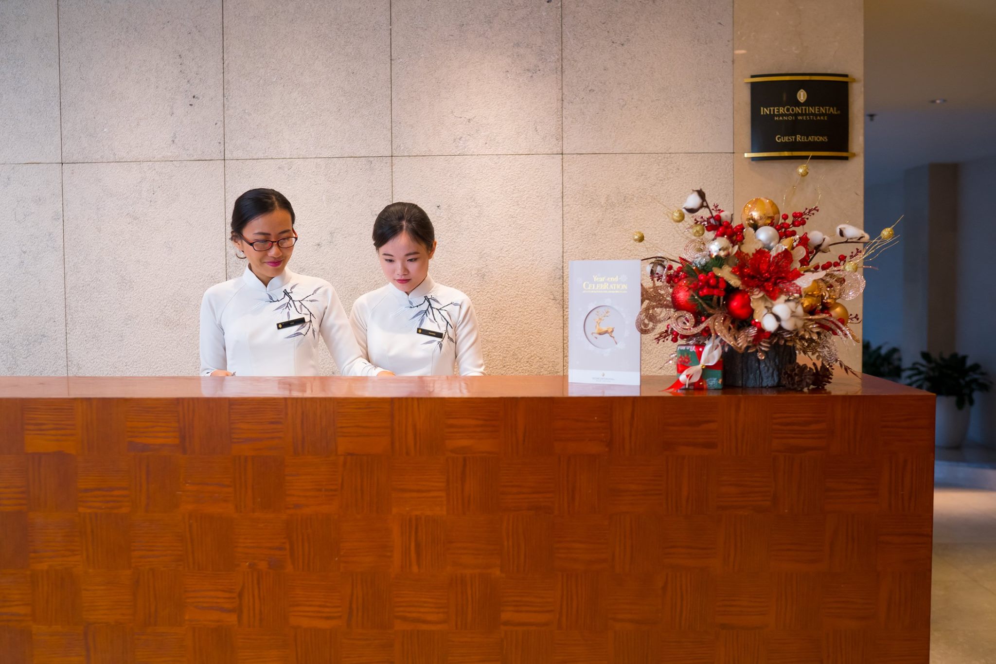 Một kiểu áo dài đồng phục lễ tân màu trắng nữa của khách sạn Intercontinental Ha Noi 