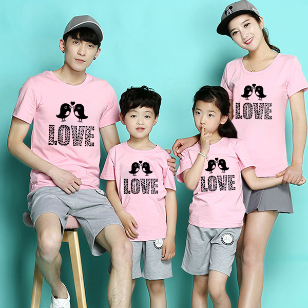 Áo gia đình màu hồng nhạt in chữ love
