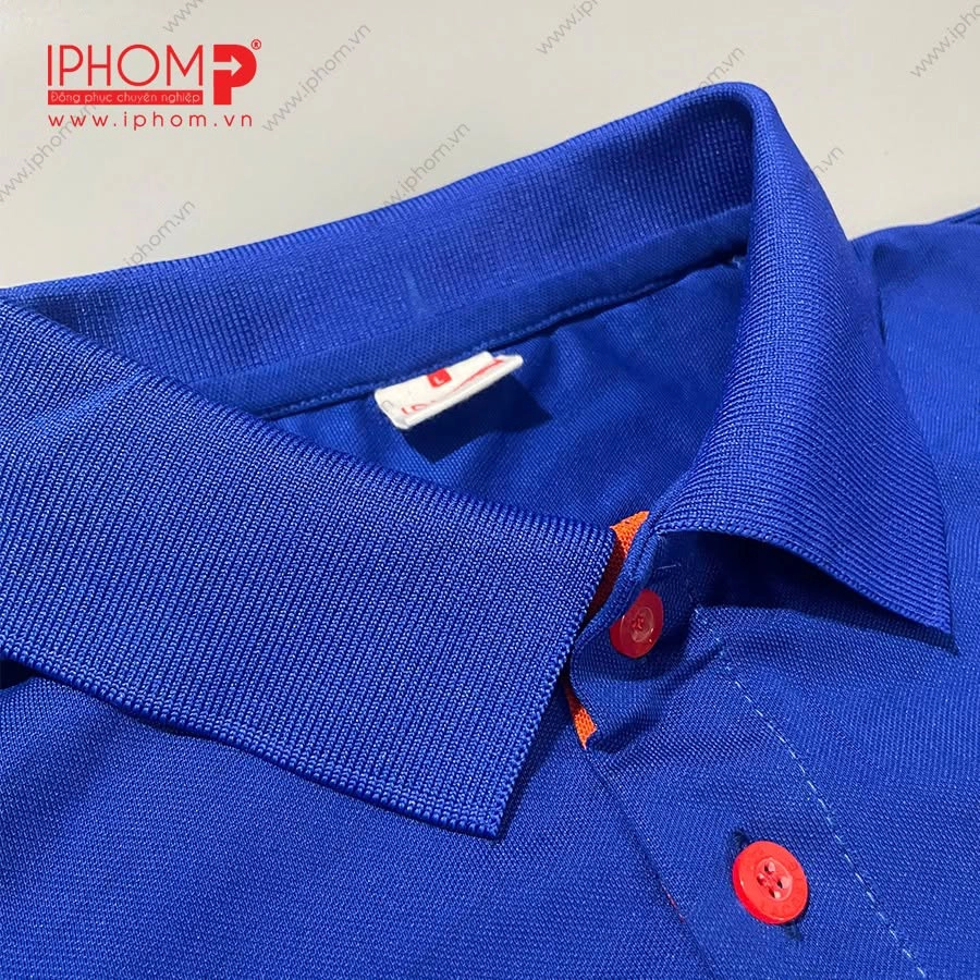 Mẫu áo thun đồng phục công ty màu xanh dương phối cam thiết kế hiện đại, form chuẩn doanh nghiệp, phù hợp cho văn phòng, showroom, cửa hàng và đội ngũ kinh doanh.