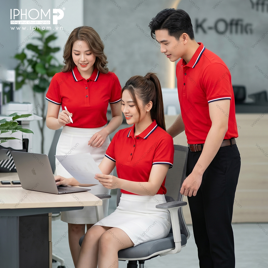Áo đồng phục polo màu đỏ, cổ và tay áo phối 2 đường lé màu trắng và xanh than